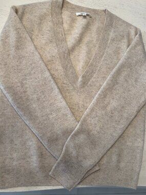 Splendid Cashmere V Neck Sweater, Light Gray Heather Color, Size S